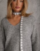 j&x Pulover cu lână cu finisaj din dantelă și guler tip choker Astira Gri