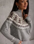 j&x Pulover din lână cu model scandinav și guler scurt cu fermoar Nardia Gri