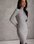 j&x Rochie Gri Mulată cu Guler înalt și din Tricot Striaț Mariase
