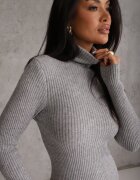 j&x Rochie Gri Mulată cu Guler înalt și din Tricot Striaț Mariase