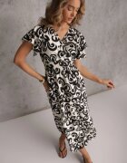 j&x Rochie Neagră Taliată din Viscoză cu Decolteu Petrecut Jynaela