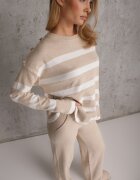 j&x Set din tricot cu bumbac pulover în dungi cu nasturi decorativi și pantaloni Yatis Bej