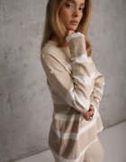 j&x Set din tricot cu bumbac pulover în dungi cu nasturi decorativi și pantaloni Yatis Bej