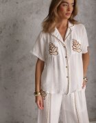 j&x Set din viscoză: cămașă și pantaloni cu aplicații croșetate Urasen Alb