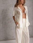 j&x Set din viscoză: cămașă și pantaloni cu aplicații croșetate Urasen Bej deschis