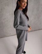 j&x Set tricotat cu bumbac în dungi format din tunică-sweater și pantaloni Ovattea Gri