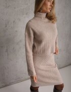 j&x Set tricotat cu dungi cu lână și bumbac cu guler înalt și rochie bodycon Mirrela Bej închis