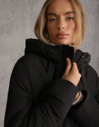 jstyle Geacă tip boxy neagră cu croială lungă cusături matlasate glugă și buzunare Calatta
