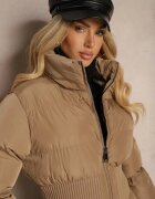 jstyle Jachetă Bej închisă cu Cusături Matlasate cu Guler Înalt și Bandă Elastică Lată în Talie Hediala
