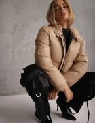 jstyle Jachetă matlasată bej închis cu glugă nedetașabilă cu croială scurtă Tinneira