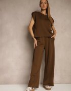 jumelle Compleu Maro din Viscoză cu Pantaloni Largi și Tricou cu Umeri Întăriți Neidra