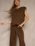 jumelle Compleu Maro din Viscoză cu Pantaloni Largi și Tricou cu Umeri Întăriți Neidra