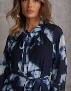 lovery Rochie Bleu marin cu o croială dreaptă cu model floral decorată cu o curea Acexia