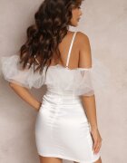 lovery Rochie Mini Mulată Albă cu Bretele Reglabile și Decolteu Decorativ Wasse