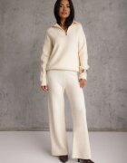 m&d fashion Compleu croșetat cu pantaloni drepți și cu guler înalt cu fermoar Verila Bej