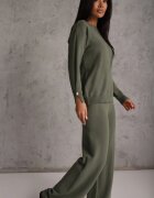 m&d fashion Compleu tricotat cu vâscoză pantaloni drept și pulover cu manșete cu nasturi Venturo Bej Verde închis