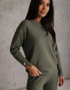 m&d fashion Compleu tricotat cu vâscoză pantaloni drept și pulover cu manșete cu nasturi Venturo Bej Verde închis