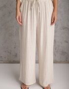 m&d fashion Set Bej deschis din Viscoză și In cu Dungi Delicate Cămașă și Pantaloni Wide Leg Cliffesa