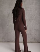 m&d fashion Set din tricot rib cu vâscoză: pantaloni și pulover cu guler înalt Tawira Maro