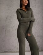 m&d fashion Set din tricot rib cu vâscoză: pantaloni și pulover cu guler înalt Tawira Verde închis