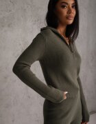 m&d fashion Set din tricot rib cu vâscoză: pantaloni și pulover cu guler înalt Tawira Verde închis