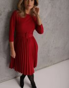 Made in Italy Rochie Plisată Burgundie cu croială evazată cu curea și cataramă Annathiel