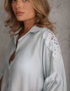 melya by melody Cămașă cu croială lejeră cu ornament ajurat pe umeri Thaelede Albastru deschis