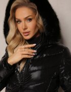 melya by melody Geacă Neagră Matlasată cu Efect Ușor Lucios Decorată cu Blană Secire