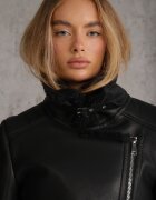 melya by melody Geacă pilot Neagră din piele ecologică cu căptușeală de blană și cu o curea decorativă Naprola