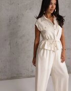 melya by melody Salopetă casual din bumbac și vâscoză cu peplum și guler Eviope Bej