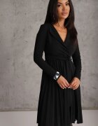 messaya Rochie Midi Plisată Neagră cu Decolteu Plic și Curea din Material în Talie Keviana