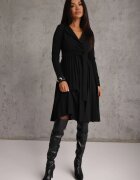 messaya Rochie Midi Plisată Neagră cu Decolteu Plic și Curea din Material în Talie Keviana