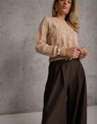moni&co Pulover Bej Clasic cu Mânecă Lungă și Flori Brodate Hadriela