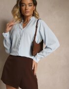 new collection Bluză albastră deschisă cu decolteu în formă de V decorată cu volan Davissia