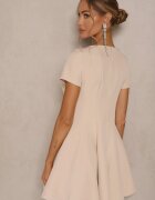 new collection Rochie bej evazată cu mânecă scurtă decorată cu cusături Mepiza