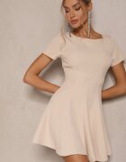 new collection Rochie bej evazată cu mânecă scurtă decorată cu cusături Mepiza