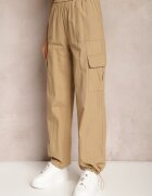  Pantaloni tip parașută bej cu talie înaltă și cu buzunare cu clapetă Nymfa