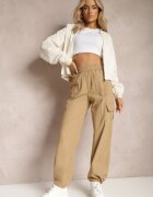  Pantaloni tip parașută bej cu talie înaltă și cu buzunare cu clapetă Nymfa