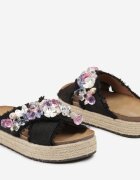  Papuci Negri pe Platformă în Stil Boho cu Aplicații și Împletitură Rissona