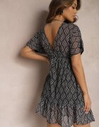 r&f fashion Rochie Mini Neagră cu Volănaș în Croi Liliac cu Decolteu Triunghiular și Șnururi Beinnase
