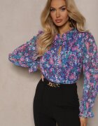 retro & icone Cămașă albastru-violet de plasă cu model floral cu legătură la decolteu Ilerena
