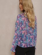 retro & icone Cămașă albastru-violet de plasă cu model floral cu legătură la decolteu Ilerena