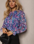 retro & icone Cămașă albastru-violet de plasă cu model floral cu legătură la decolteu Ilerena