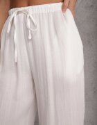 retro & icone Pantaloni Albi cu picior larg Talie înaltă din Viscoză Terilinae