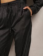 retro & icone Pantaloni Larghi Negri cu Elastic în Talie și Model Lucios în Dungi Zoyama