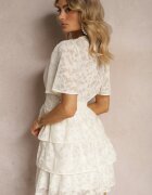 retro & icone Rochie bej deschis cu croi evazat cu decolteu în V și volane Drapia