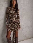 retro & icone Rochie din tricot cu imprimeu leopard cu croială ajustată decorată cu drapaj Olabia bej închis