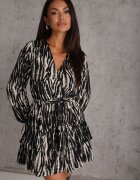 retro & icone Rochie Evazată Mini Negru-Alb cu Curea și Volane cu Imprimeu Abstract cu Decolteu Petrecut Varniema