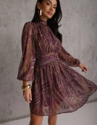 retro & icone Rochie Fioletowa Cambrată cu croială evazată cu mâneci transparente și guler înalt Relabia