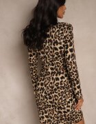 retro & icone Rochie mulată cu imprimeu leopard bej închis cu drapaj și cu umeri structurați Tifilena